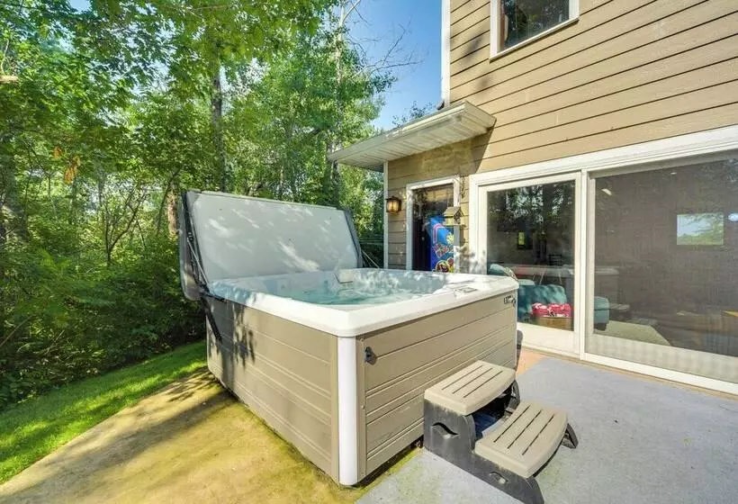 Lakefront Holcombe Getaway: Hot Tub, 2 Docks!
