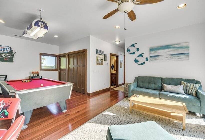 Lakefront Holcombe Getaway: Hot Tub, 2 Docks!