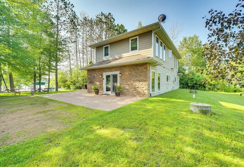 Lakefront Holcombe Getaway: Hot Tub, 2 Docks!