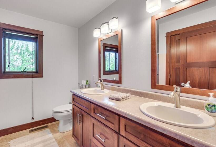 Lakefront Holcombe Getaway: Hot Tub, 2 Docks!