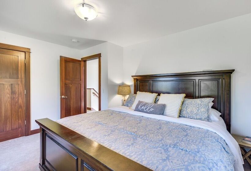 Lakefront Holcombe Getaway: Hot Tub, 2 Docks!