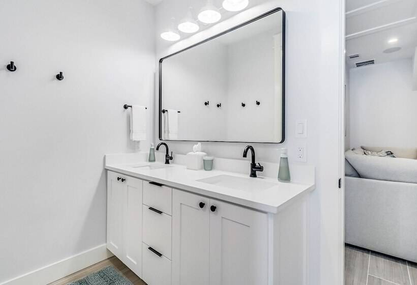 Lakeside Luxury 230 Lak