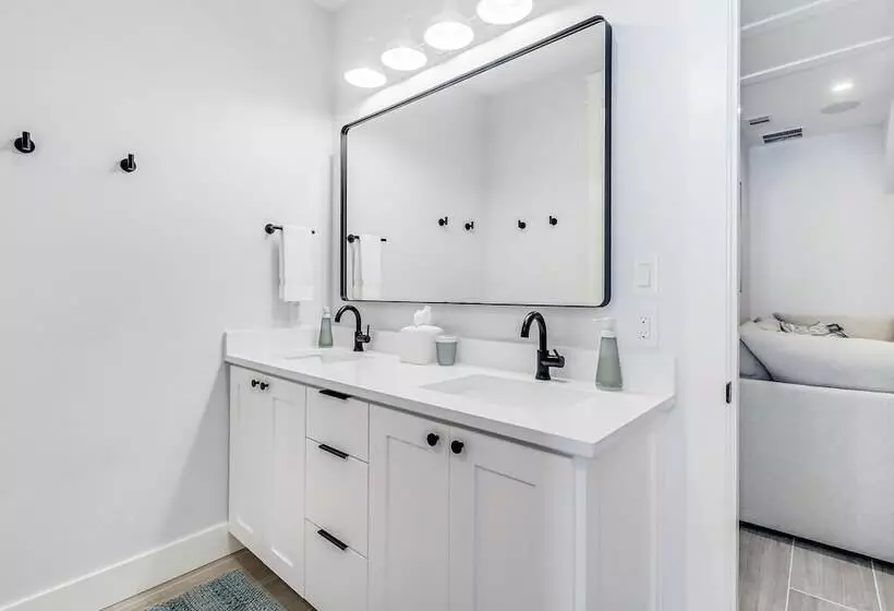 Lakeside Luxury 230 Lak