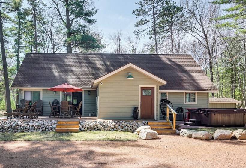 Northwood Tours Escape : Hot Tub & Lake Access!