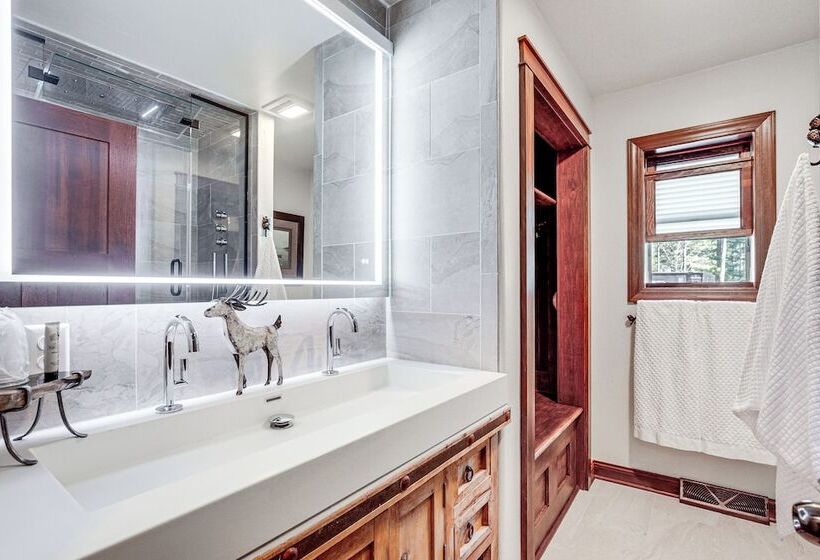 Northwood Tours Escape : Hot Tub & Lake Access!