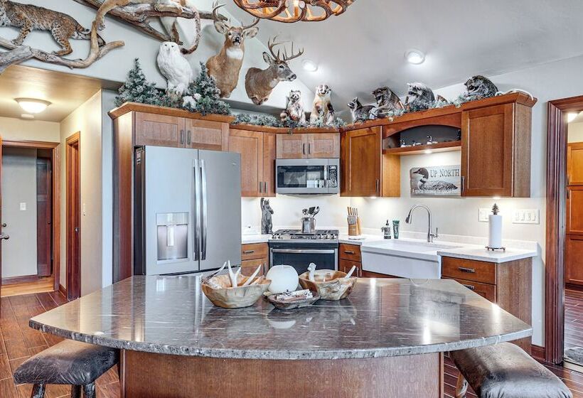 Northwood Tours Escape : Hot Tub & Lake Access!