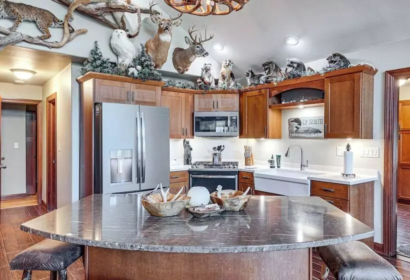 Northwood Tours Escape : Hot Tub & Lake Access!