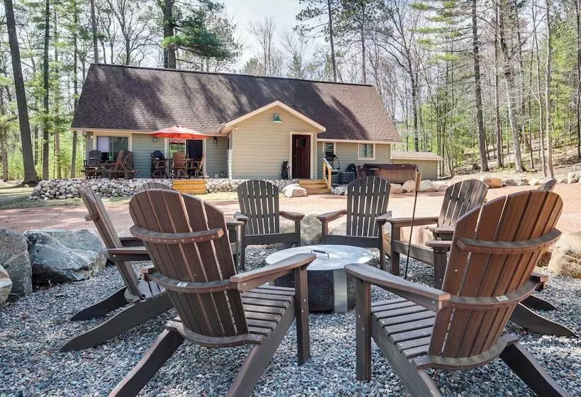 Northwood Tours Escape : Hot Tub & Lake Access!