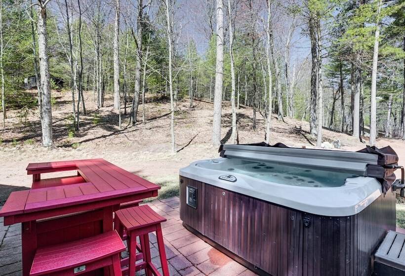Northwood Tours Escape : Hot Tub & Lake Access!