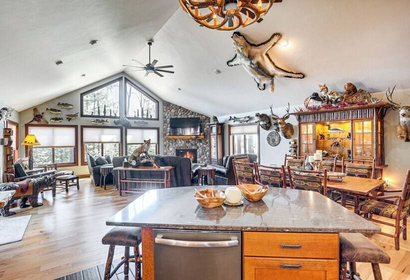 Northwood Tours Escape : Hot Tub & Lake Access!