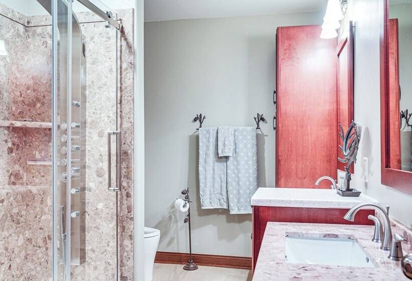 Northwood Tours Escape : Hot Tub & Lake Access!