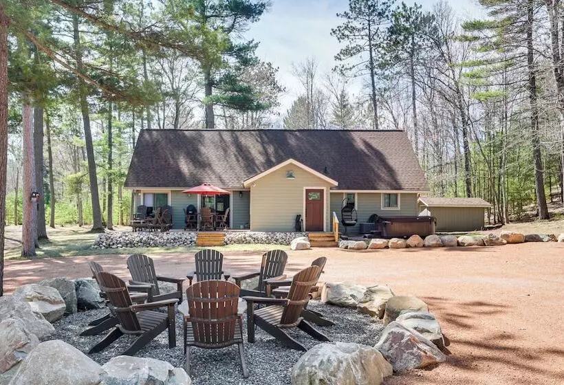 Northwood Tours Escape : Hot Tub & Lake Access!