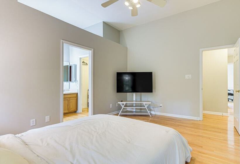 Park Village Home W/ Pond: 6 Mi To Downtown Cary