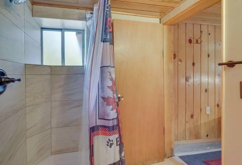 Peaceful Wooden Cabin, 2 Mi To Bass Lake!