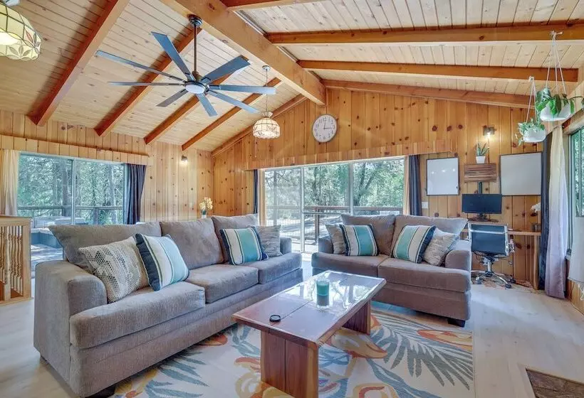 Peaceful Wooden Cabin, 2 Mi To Bass Lake!