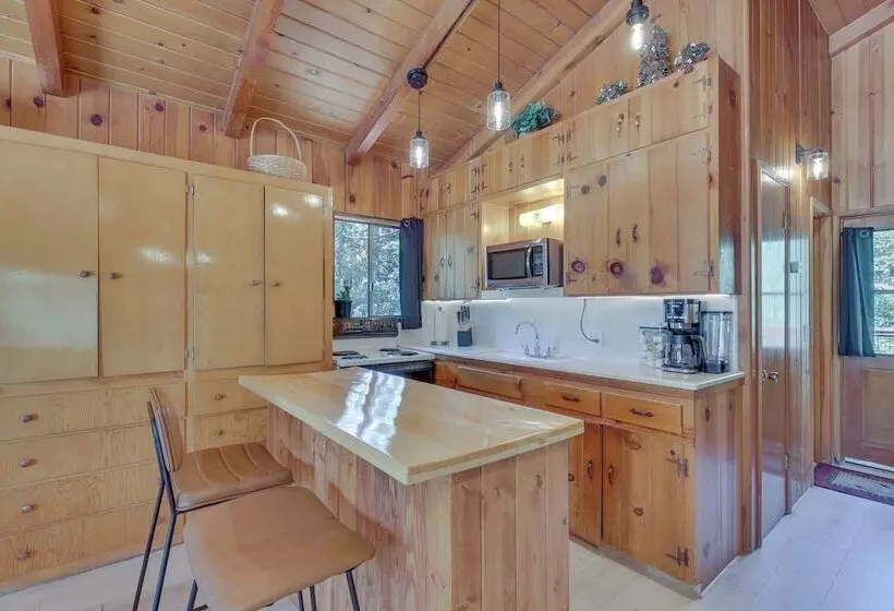 Peaceful Wooden Cabin, 2 Mi To Bass Lake!