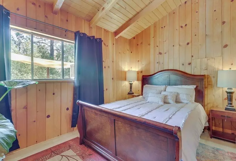 Peaceful Wooden Cabin, 2 Mi To Bass Lake!