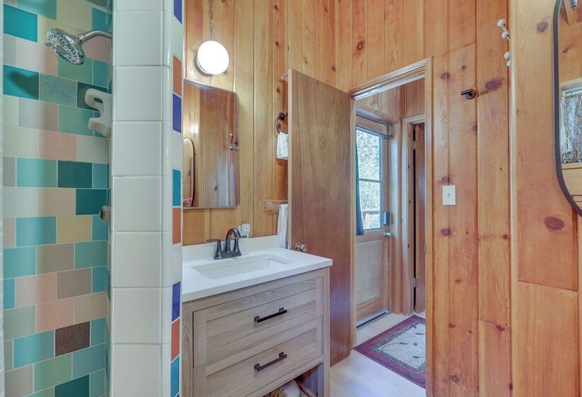 Peaceful Wooden Cabin, 2 Mi To Bass Lake!