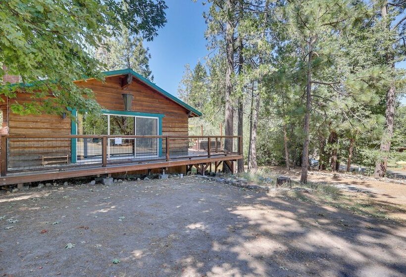 Peaceful Wooden Cabin, 2 Mi To Bass Lake!