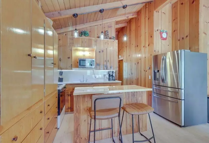 Peaceful Wooden Cabin, 2 Mi To Bass Lake!