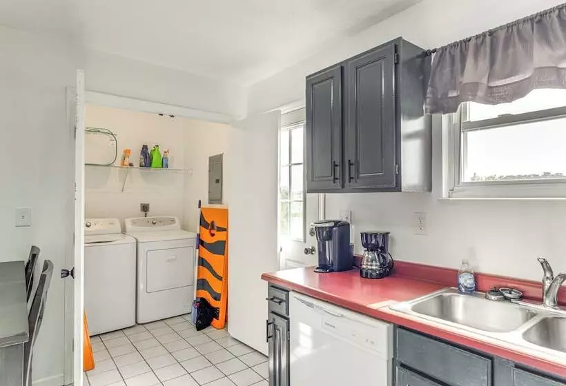 Quiet Dry Ridge Home W/ Yard   Near Ark Encounter!