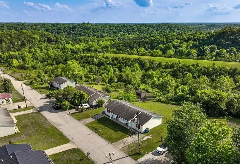 Quiet Dry Ridge Home W/ Yard   Near Ark Encounter!