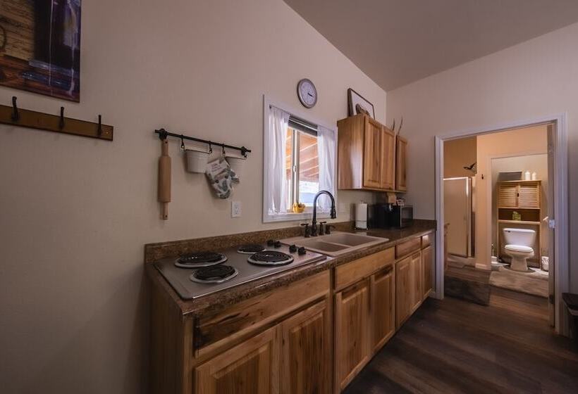 Saddlehorn Ridge Cabin