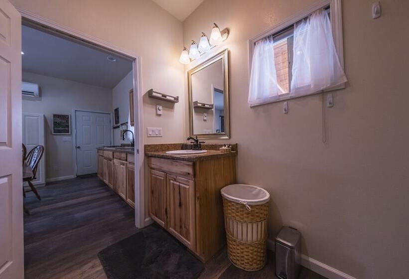 Saddlehorn Ridge Cabin