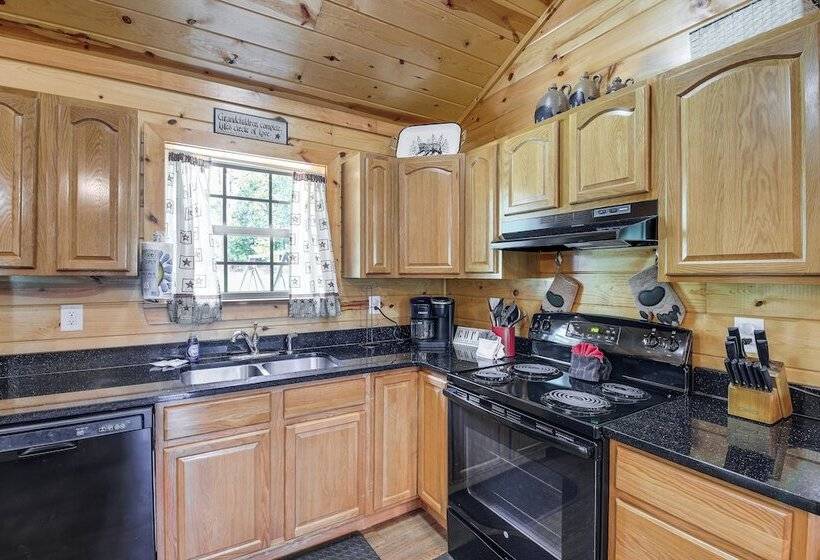 Serene Sevierville Cabin W/ Deck & Mountain Views!