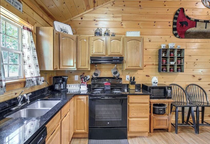 Serene Sevierville Cabin W/ Deck & Mountain Views!