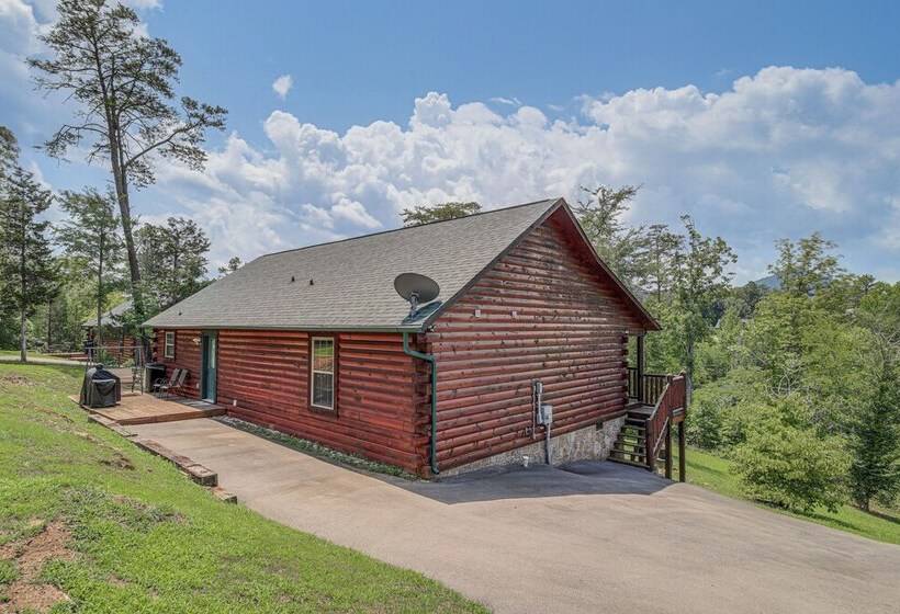 Serene Sevierville Cabin W/ Deck & Mountain Views!