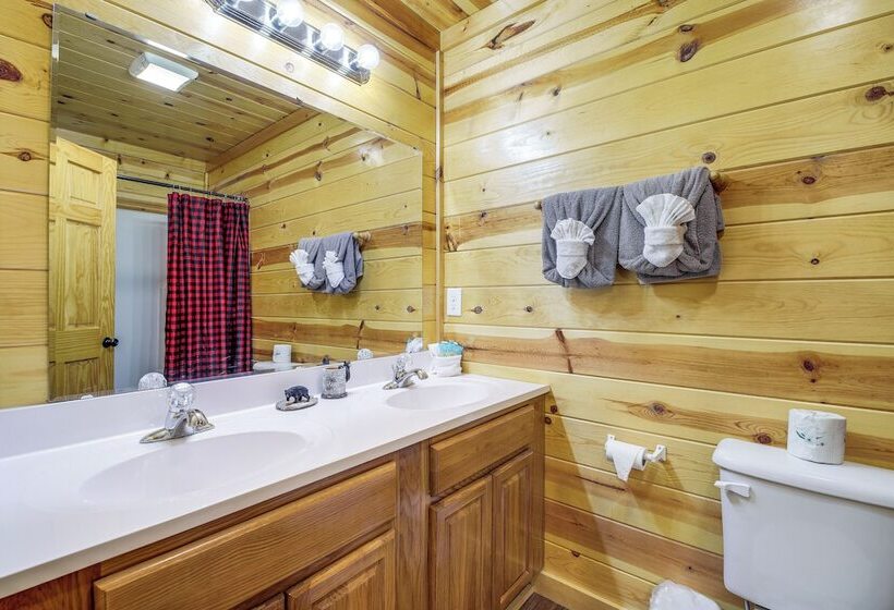 Serene Sevierville Cabin W/ Deck & Mountain Views!