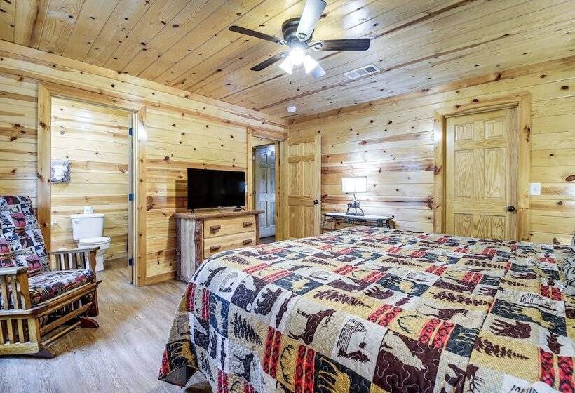 Serene Sevierville Cabin W/ Deck & Mountain Views!