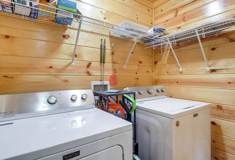 Serene Sevierville Cabin W/ Deck & Mountain Views!