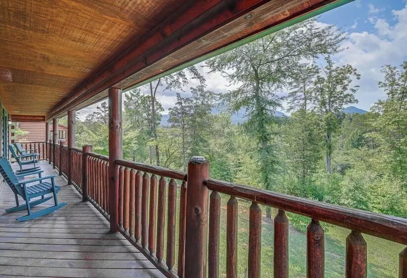 Serene Sevierville Cabin W/ Deck & Mountain Views!