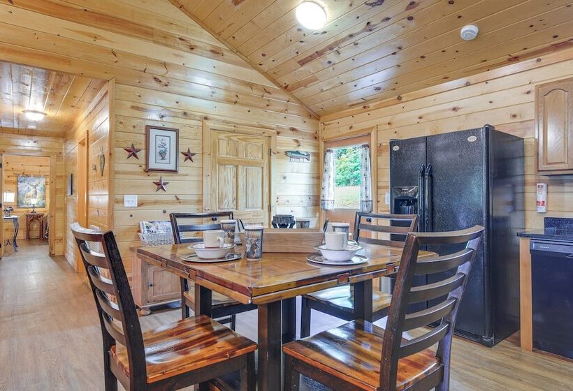 Serene Sevierville Cabin W/ Deck & Mountain Views!