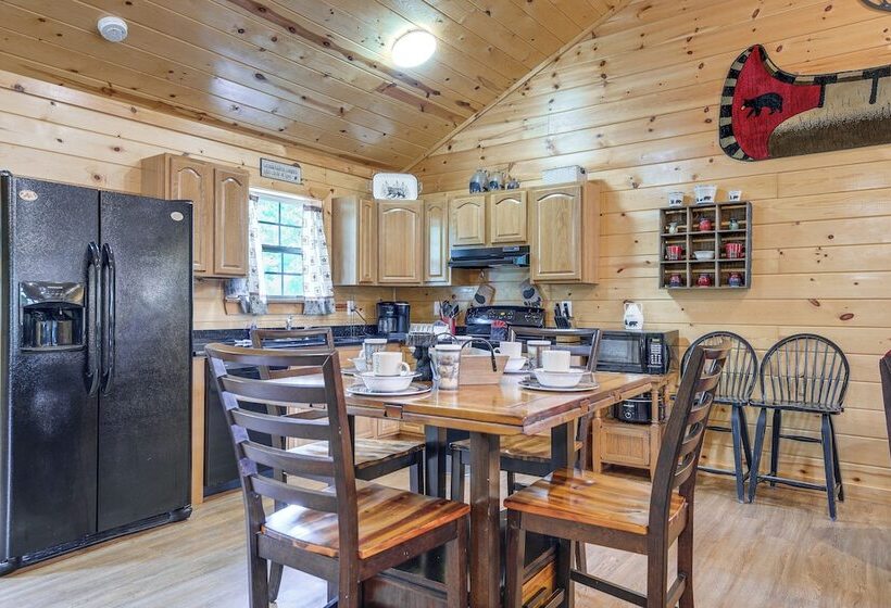 Serene Sevierville Cabin W/ Deck & Mountain Views!