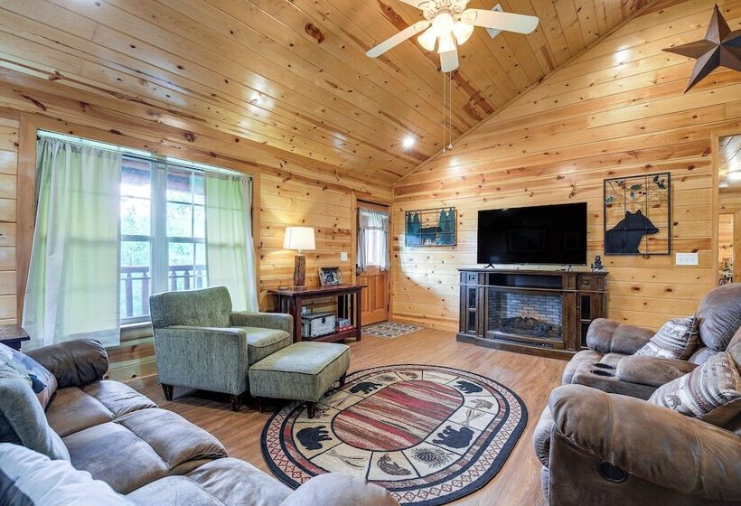 Serene Sevierville Cabin W/ Deck & Mountain Views!