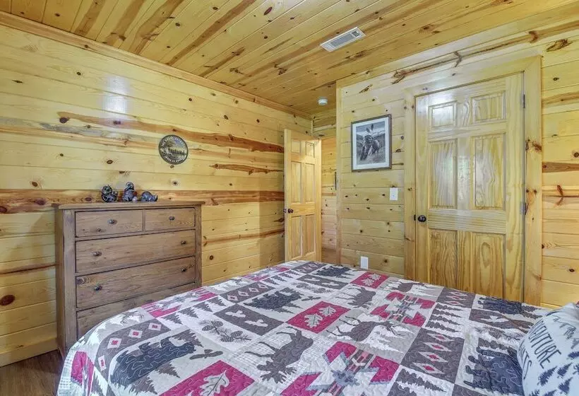 Serene Sevierville Cabin W/ Deck & Mountain Views!