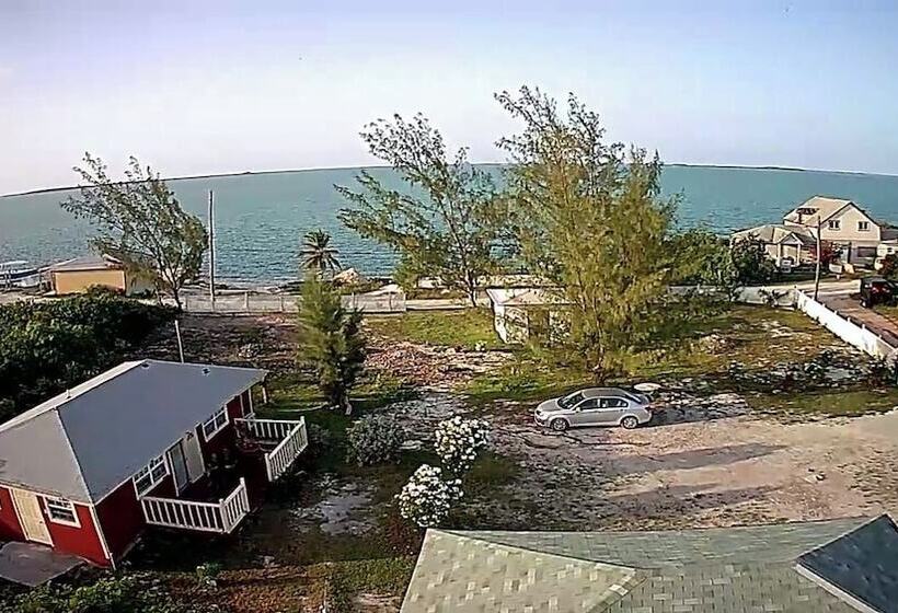 پانسیون Embassy Cheerful Waterfront Cottage