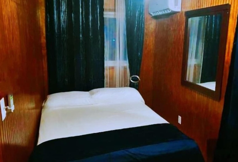 پانسیون Embassy Cheerful Waterfront Cottage