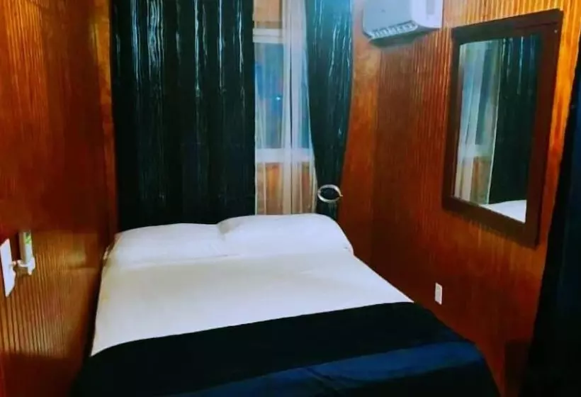 پانسیون Embassy Cheerful Waterfront Cottage
