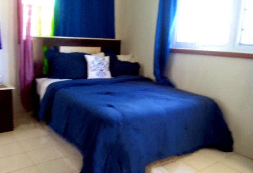 پانسیون Embassy Cheerful Waterfront Cottage