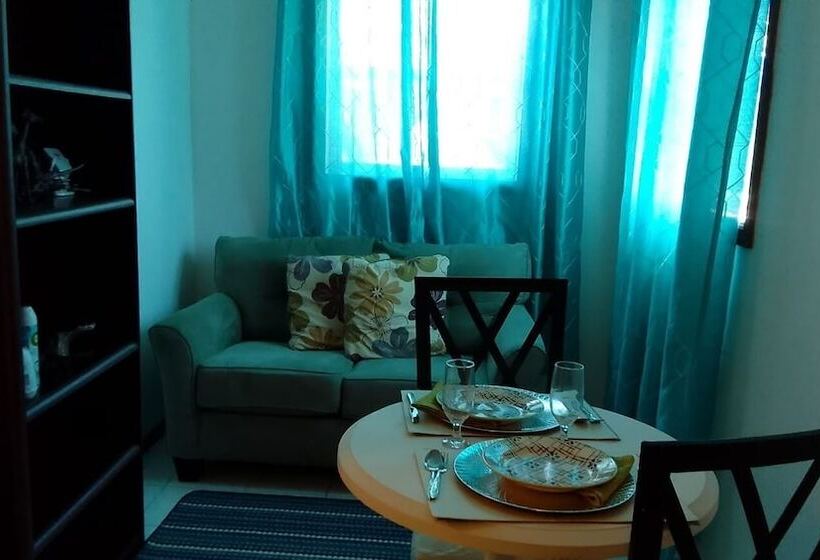 پانسیون Embassy Cheerful Waterfront Cottage