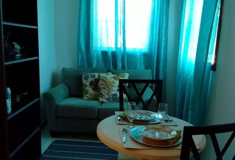 پانسیون Embassy Cheerful Waterfront Cottage