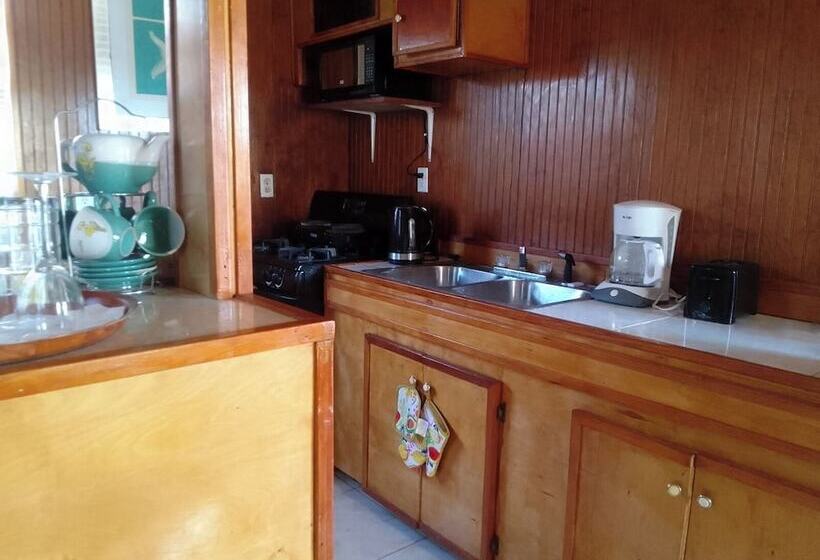 پانسیون Embassy Cheerful Waterfront Cottage