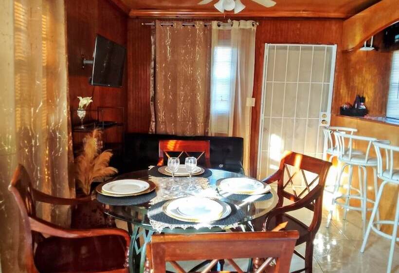 پانسیون Embassy Cheerful Waterfront Cottage