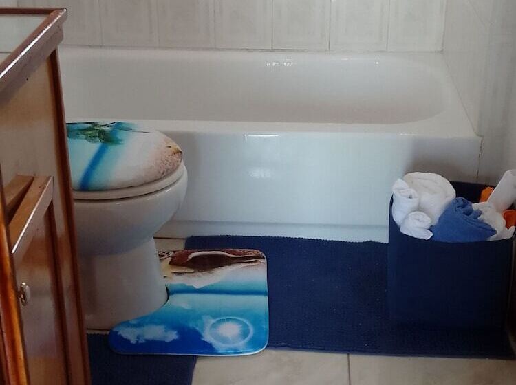 پانسیون Embassy Cheerful Waterfront Cottage