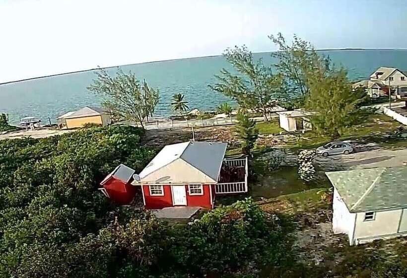 پانسیون Embassy Cheerful Waterfront Cottage