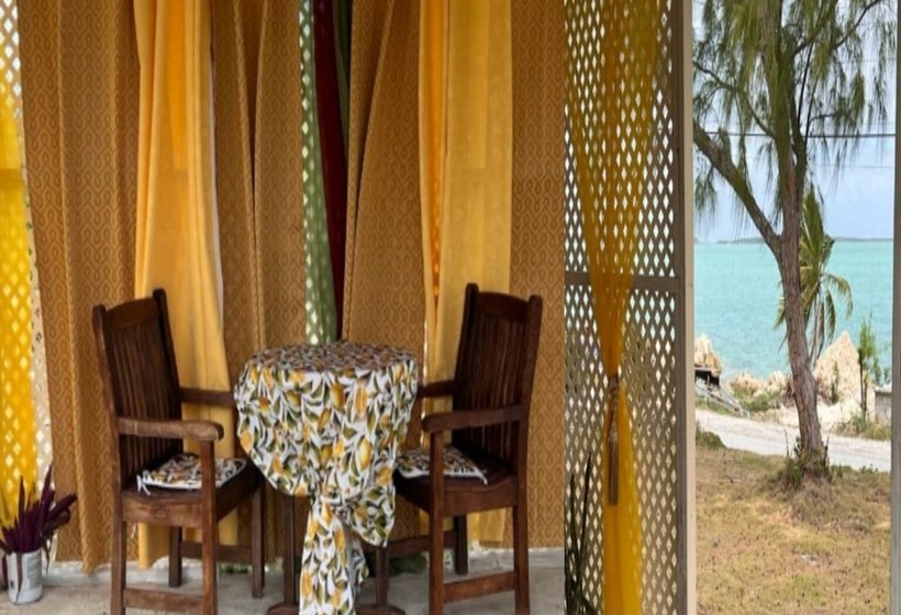 پانسیون Embassy Cheerful Waterfront Cottage